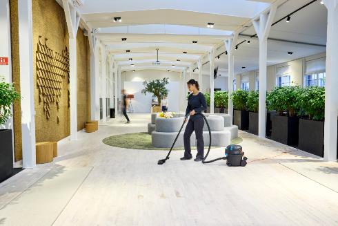 Nilfisk VP400 HEPA XECP Tub Vacuum Cleaner